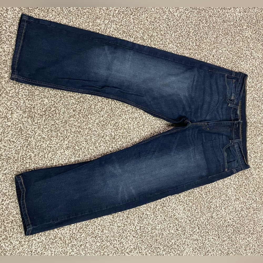 Men’s Levi’s 569 34x30. Barely worn. Great condition.